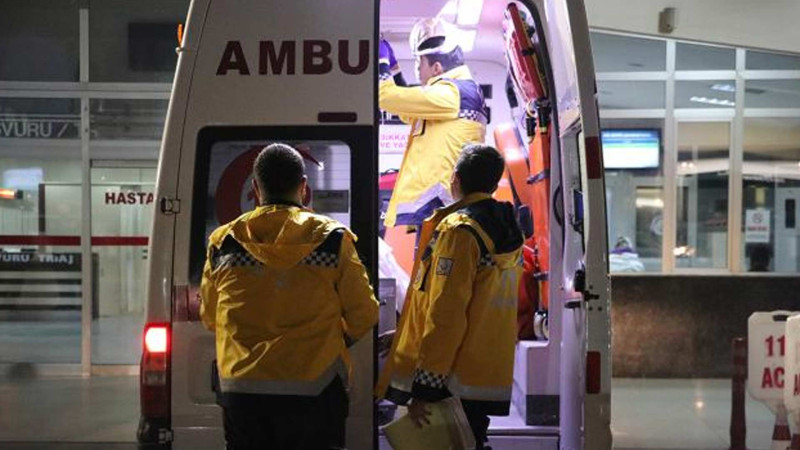 Türkiyədə zəlzələ bölgəsinə yardım daşıyan mikroavtobus və yük avtomobili toqquşub