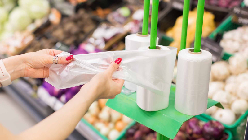 Bakıda marketlərdə alıcılara verilən polietilen torbalar ödənişli ola bilər