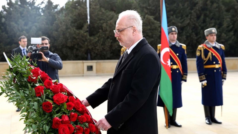 Latviya Prezidenti Şəhidlər xiyabanını ziyarət edib