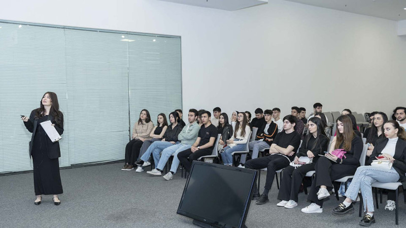 MEDİA tələbələrin suallarını cavablandırıb