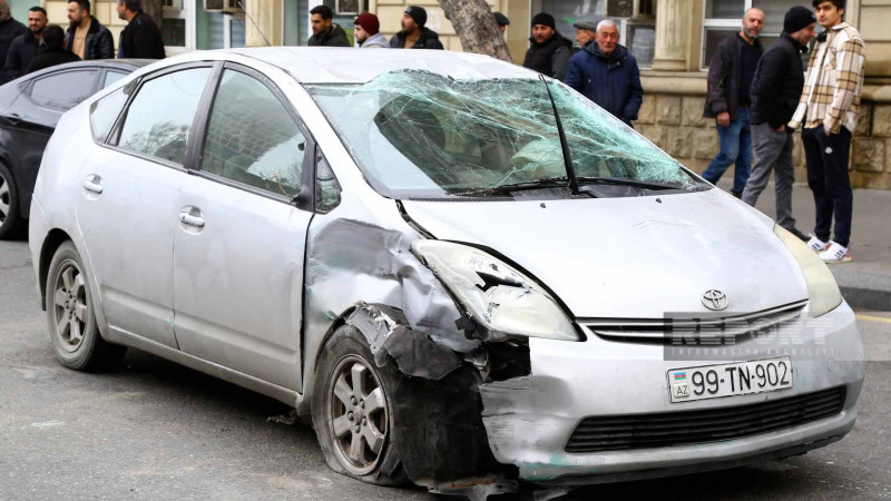 Bakıda Toyota Prius aşıb, zəncirvari qəza olub