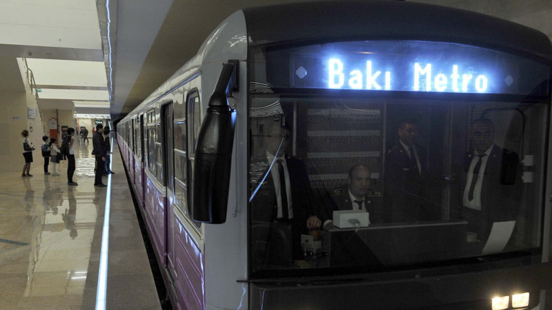Bakıda sərnişin metronun stansiya yoluna düşüb