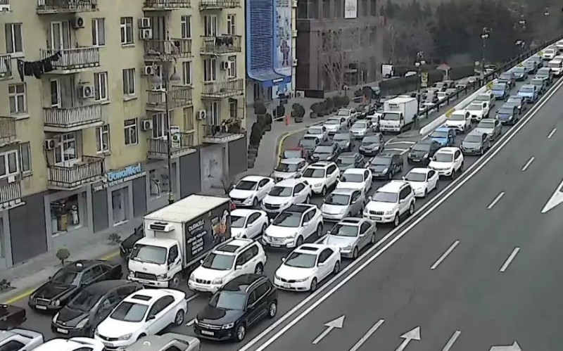 Bayramdan sonra ilk iş günündə Bakıda tıxac olan yolların SİYAHISI