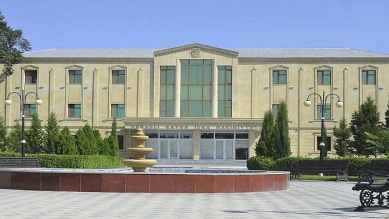 Sumqayıtda vəzifəli şəxs icra hakimiyyətini binası qarşısında bıçaqlanıb