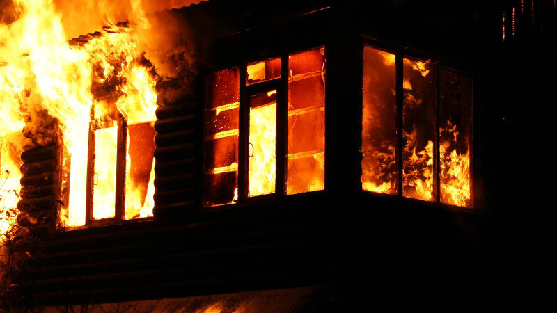 Şabranda 8 otaqlı ev yanıb