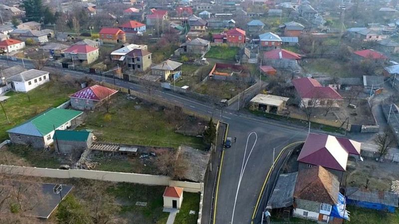 Qax rayonunda mərkəzi yol təmir edilib