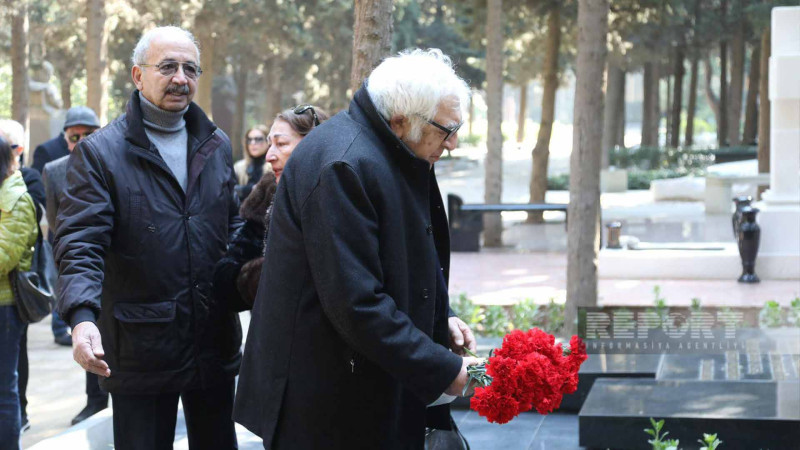 Rüstəm İbrahimbəyovun qəbirüstü abidəsinin açılışı olub