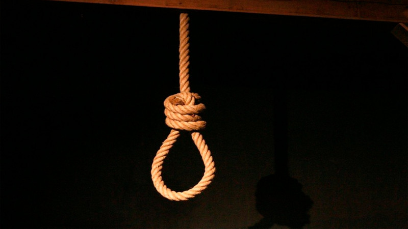 İsmayıllıda yaşlı qadın özünü asıb