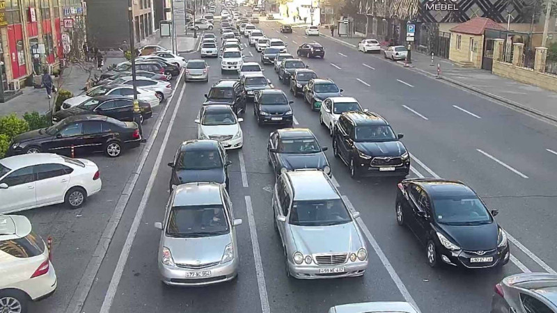Bakının bir sıra yollarında tıxac yaranıb - SİYAHI