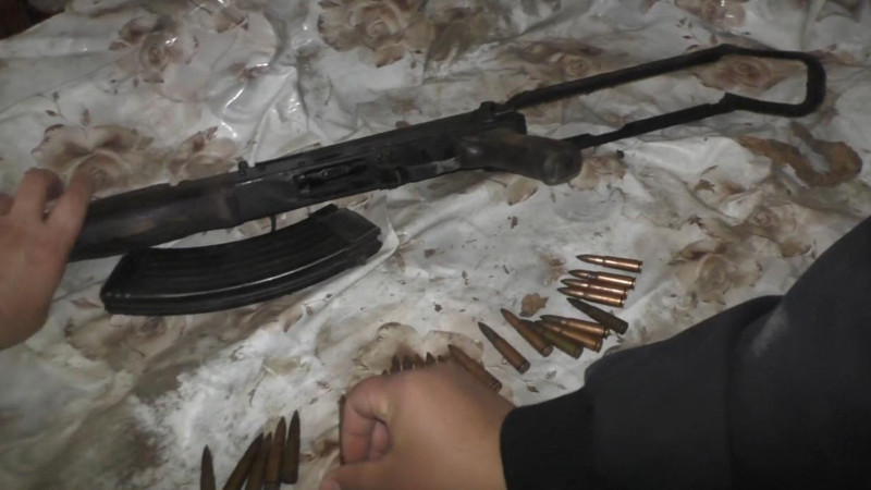 Şəmkirdə “Kalaşnikov” satmaqda şübhəli bilinən şəxs saxlanılıb