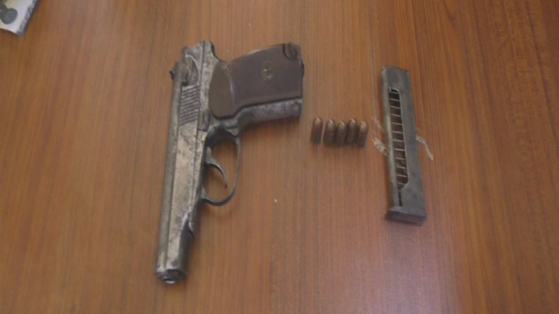 Mingəçevirdə üzərində “Makarov” gəzdirən və orta məktəbdən oğurluq edən şəxslər saxlanılıblar