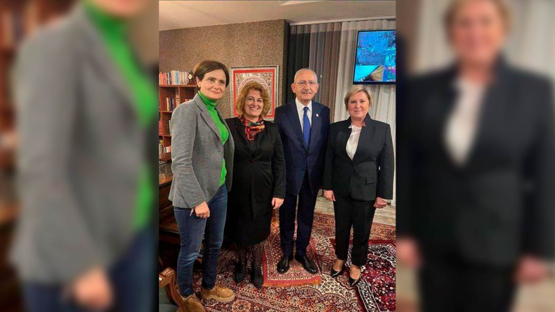 Ərdoğanın rəqibinin namaz xalçasında çəkdirdiyi fotosu müzakirələrə səbəb oldu