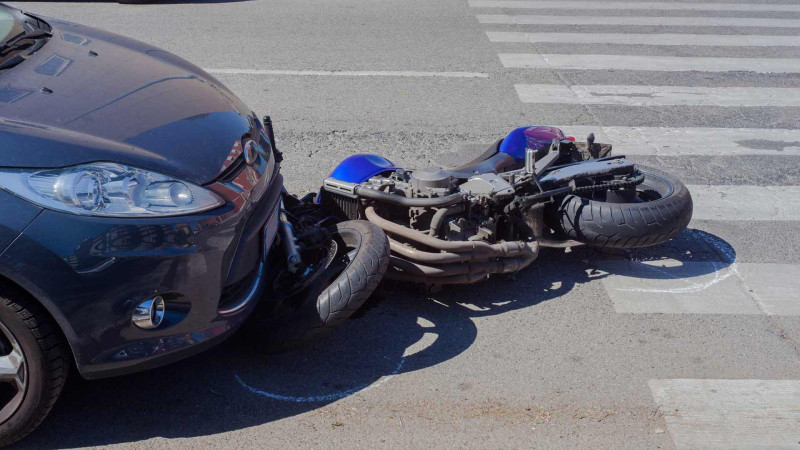 Şamaxıda avtomobillə motosiklet toqquşub, xəsarət alan var