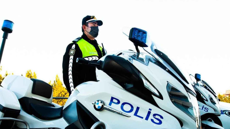 Maşının kapotunu açaraq cərimədən yayınan sürücülər 500 manatdan 800 manatadək cərimə edilə bilərlər