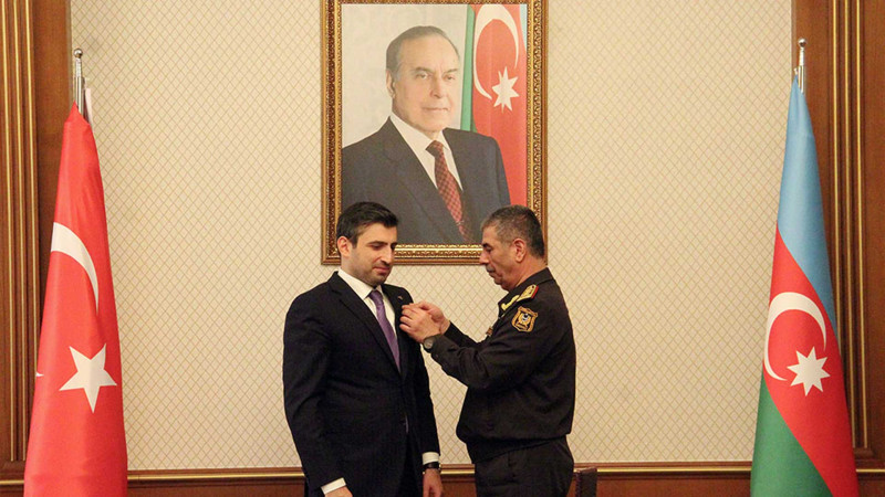 Zakir Həsənov Selçuk Bayraktarı medalla təltif edib
