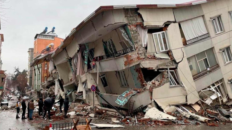 Türkiyədəki zəlzələ nəticəsində ölənlərin sayı artıb