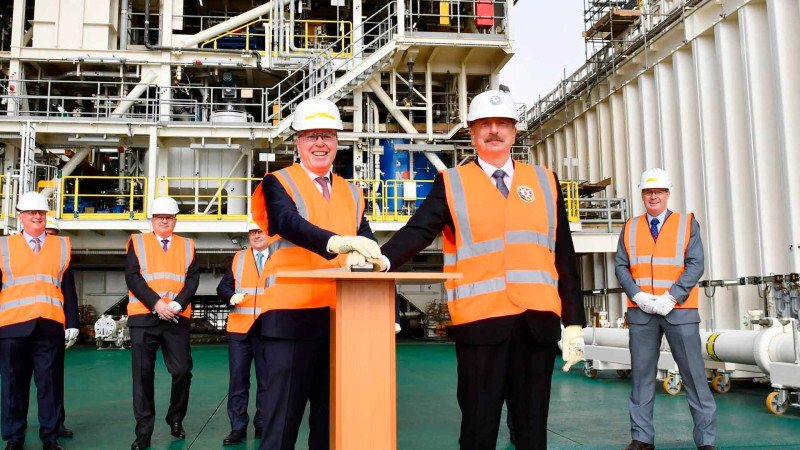 Prezident “Azəri-Mərkəzi-Şərqi” platformasının üst modullarının dənizə rəmzi yola salınması mərasimində iştirak edib