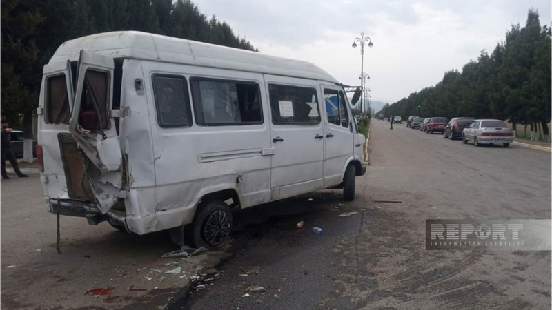 Göygöldə mikroavtobus qəzaya uğrayıb