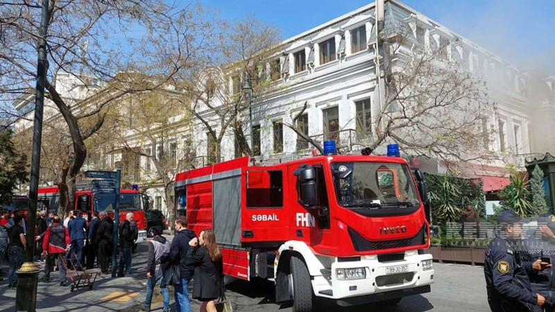 Bakının mərkəzində baş verən yanğın söndürülüb - YENİLƏNİB