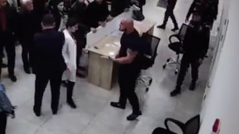 Peşəkar idmançı agentlik əməkdaşı olan qazinin çənəsini sındırıb - VİDEO