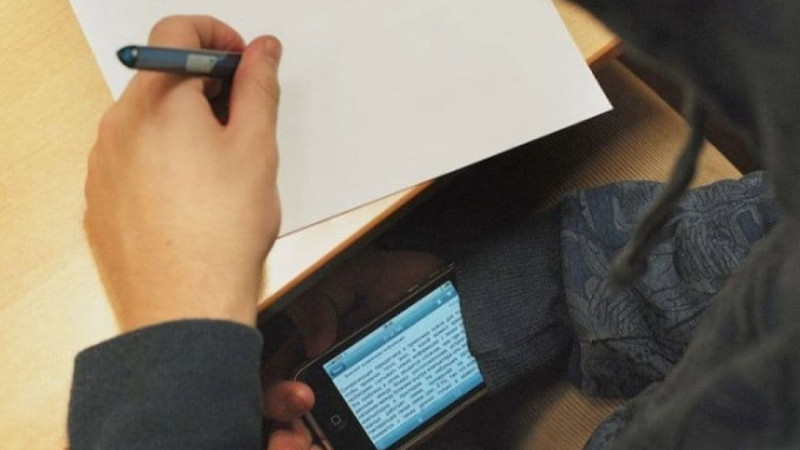 3-cü qrup üzrə qəbul imtahanlarında 2 nəfərdə telefon tapılıb