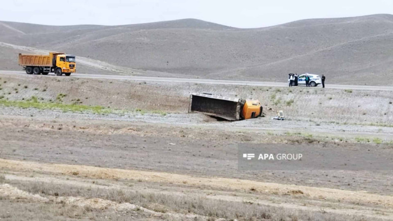 “Shacman” markalı yük maşını idarəetmədən çıxaraq yolun kənarına aşıb