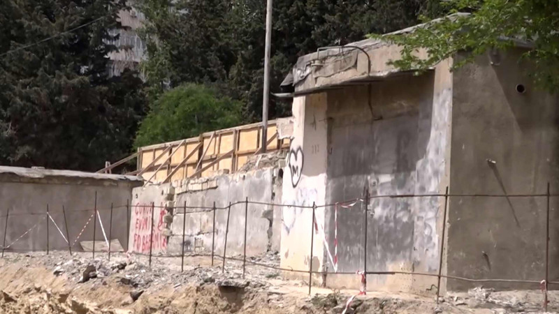 Məhkəmə qərarını heçə sayan biznesmenin oğlunu qarajda kilidlədilər - VİDEO