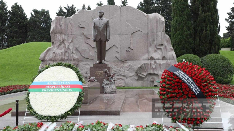 Azərbaycan xalqı səhər saatlarından Heydər Əliyevin məzarını ziyarət edir