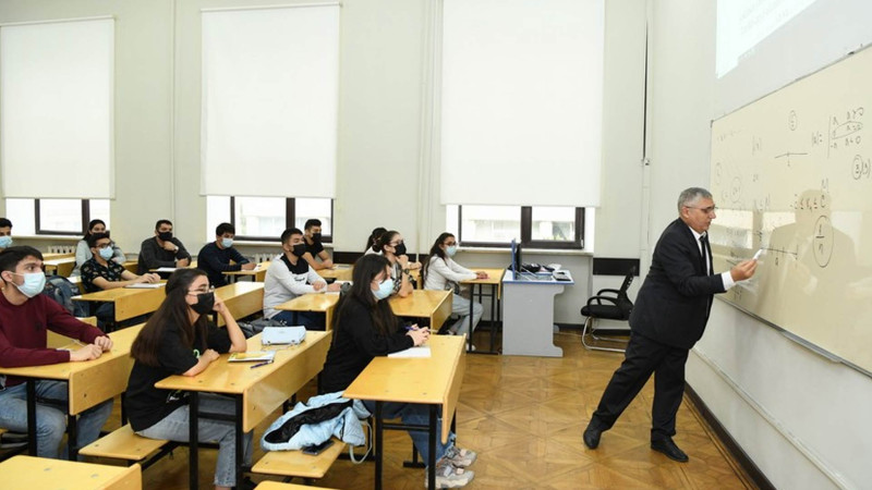 Emin Əmrullayev tələbələrin köçürülməsindən danışıb
