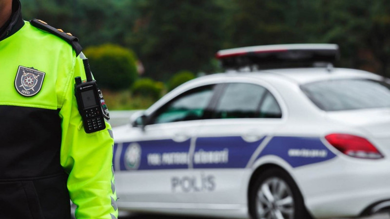 Hacıqabulda polisin saxladığı avtomobildə narkotik və beşbarmaq aşkarlanıb