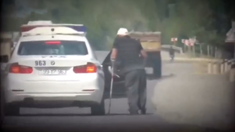 Polis fiziki məhdudiyyətli insana yardım edib