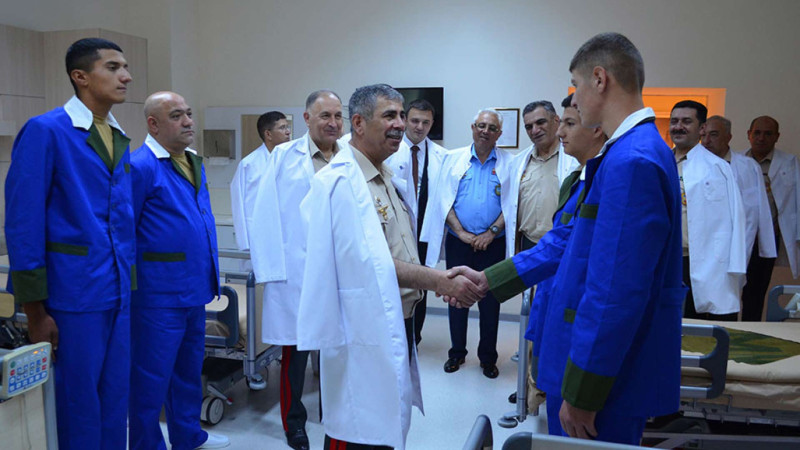 Zakir Həsənov hərbi hospitalı ziyarət edib - VİDEO