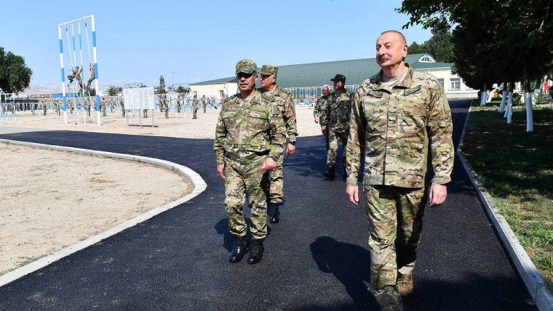 Prezident Müdafiə Nazirliyinin komando hərbi hissələrinin birində yaradılan şəraitlə tanış olub