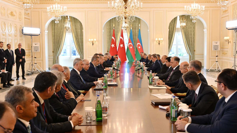 Azərbaycan və Türkiyə liderlərinin geniş tərkibdə görüşü başlayıb