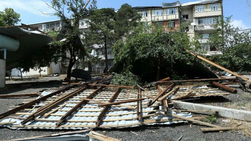 Şəkidə güclü külək binanın dam örtüyünü qoparıb, 5 avtomobilə ziyan dəyib