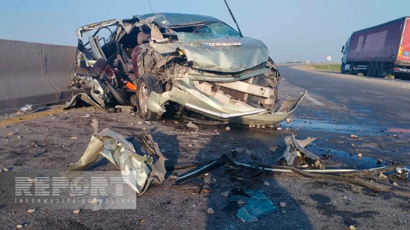 Kürdəmir: “Toyota Prius” yük maşınına çarpılıb, 1 nəfər ölüb