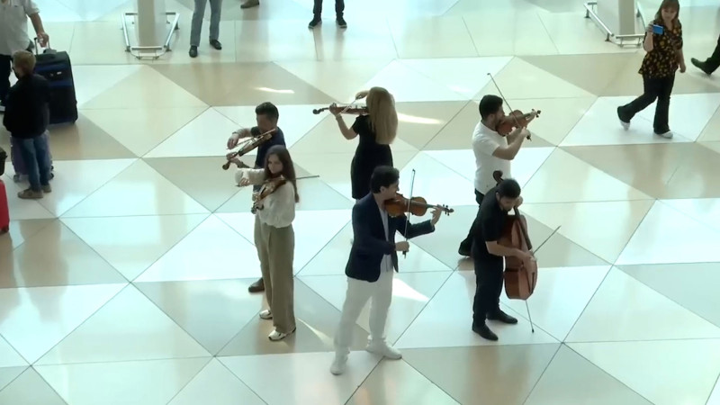 Mülki Aviasiyanın yaranmasının 85 illiyində fləşmob keçirilib