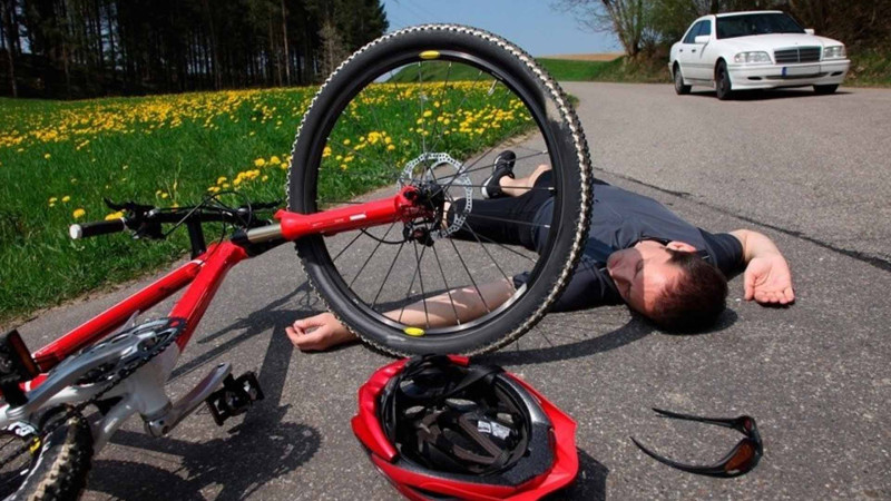 Salyanda avtomobil velosipedçini vuraraq öldürüb