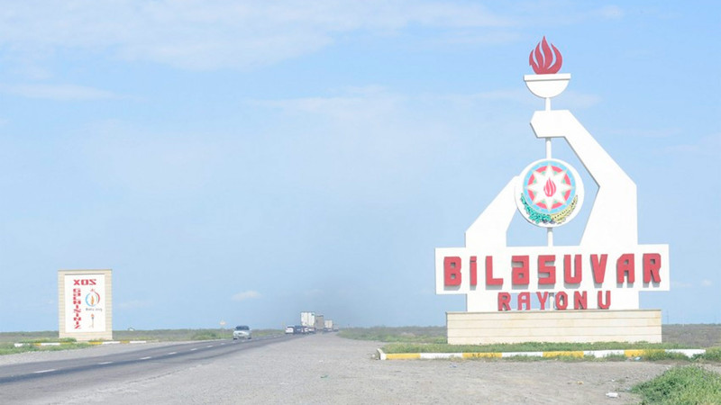 Biləsuvarda küçəyə heyvan cəsədləri atan qadın cəzalandırılıb
