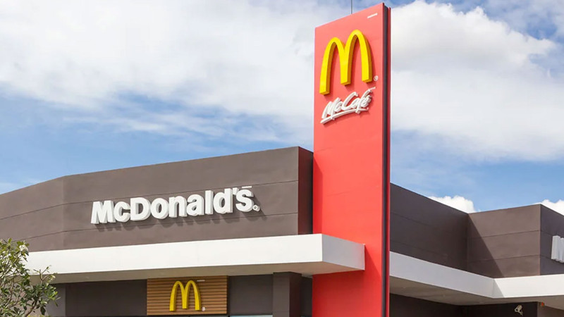 “McDonalds”da bir nəfər monitoru sındırıb
