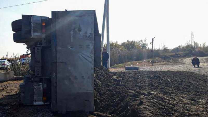 Qaxda KamAZ aşıb, sürücü xəsarət alıb