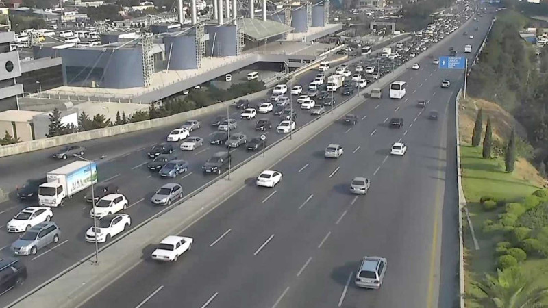 Bakının bir sıra yollarında tıxac yaranıb - SİYAHI