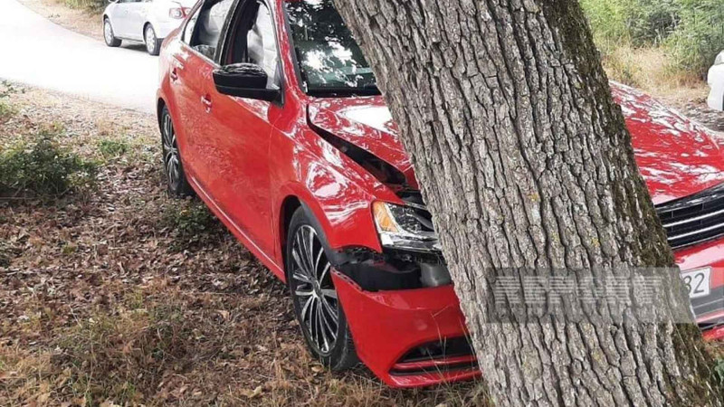 Nabranda “Volkswagen” ağaca çarpılıb - FOTO