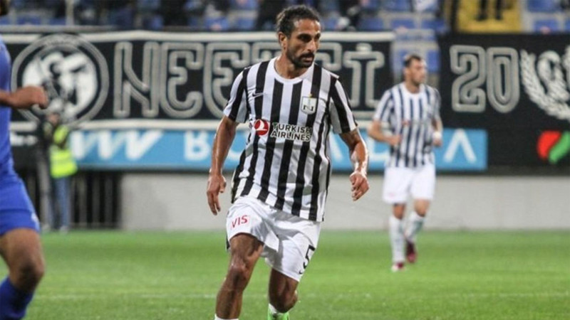 “Neftçi”nin futbolçusu saatlarla şahmat oynayır