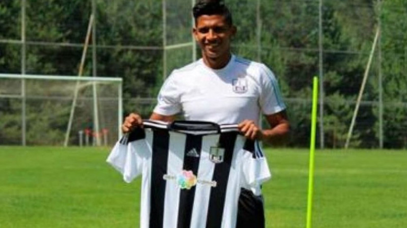 Neftçinin sabiq futbolçusu Afrikada mübarizə aparacaq