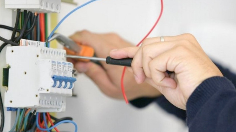 Bakı: 46 yaşlı ustanı elektrik cərəyanı vuraraq öldürüb