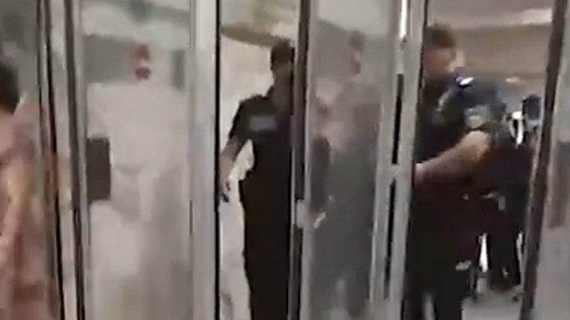 Bakı metrosunda sərnişinlərlə polis arasında dava olub