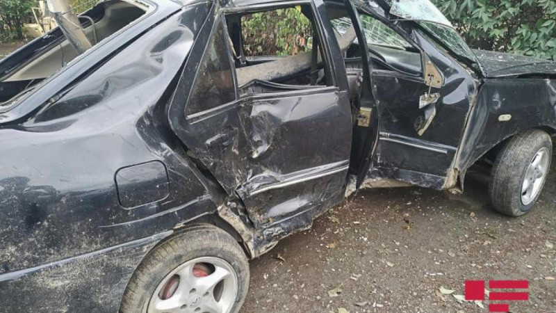 Qaxda avtomobil ağaca çarpılıb: ata və 3 qızı xəsarət alıblar