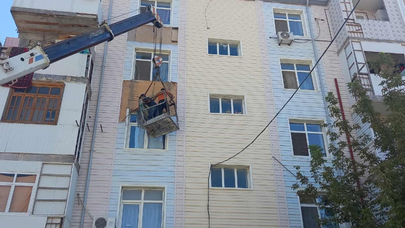 Şirvanda yaşayış binasının fasadında yanar üzlüyün sökülməsi təmin edilib
