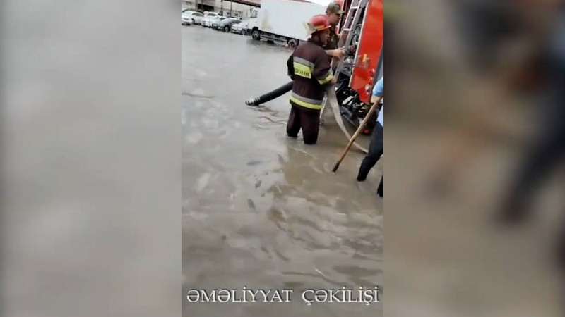 Binə və Sədərək ticarət mərkəzlərini su basıb - VİDEO